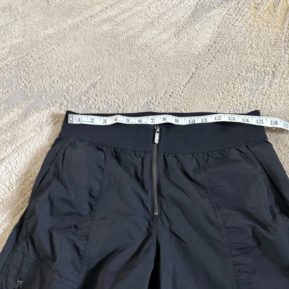 LULULEMON black relaxed fit pants Front Zip Mid Rise Ruched Crop size 10